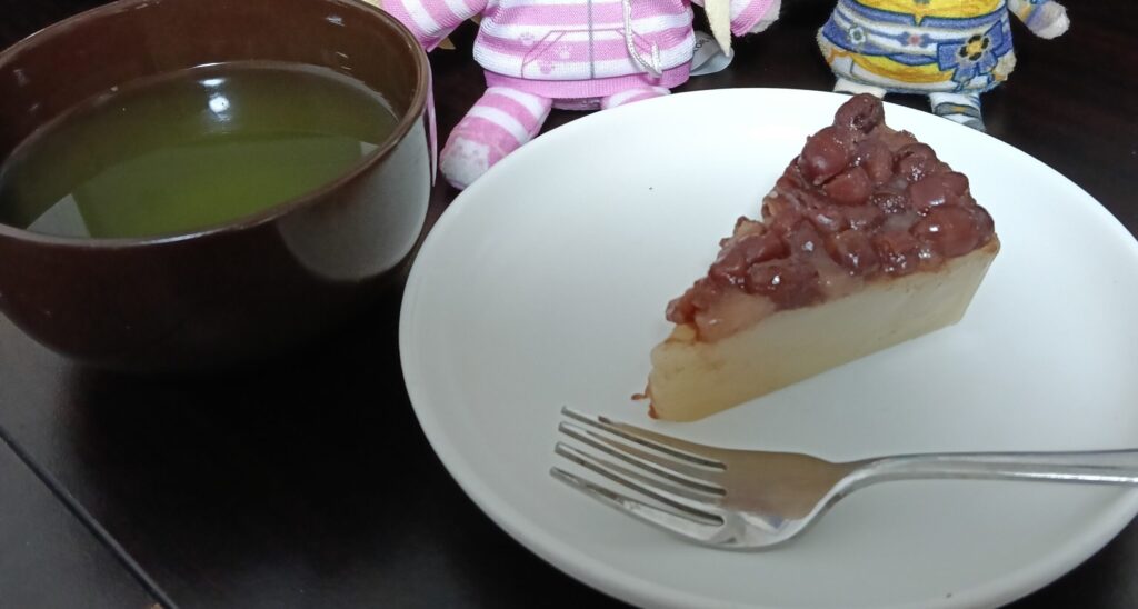 水無月と緑茶。