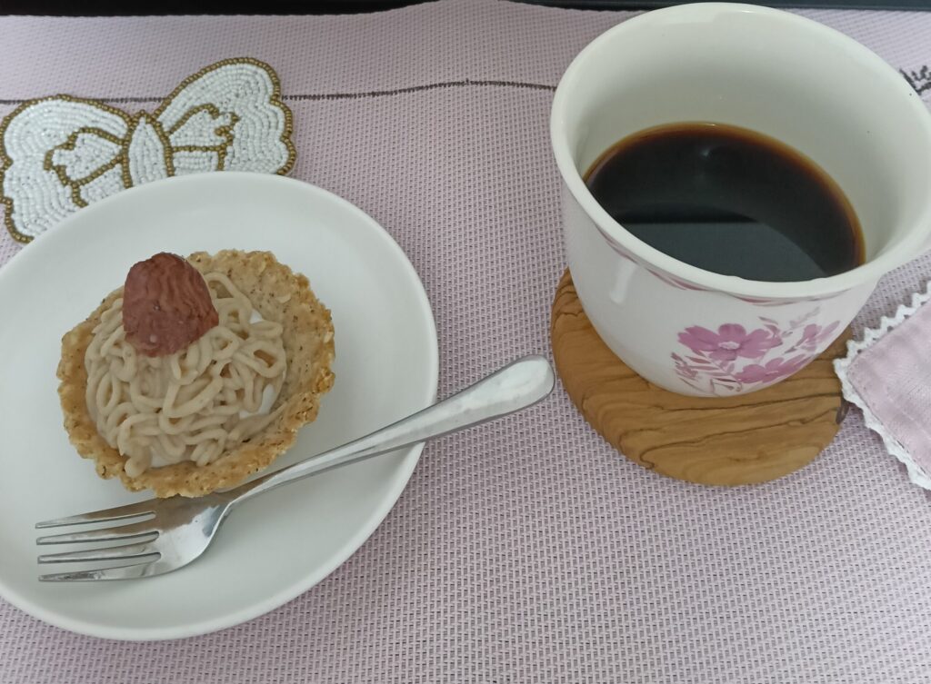 アレルゲンフリーのモンブランタルトとコーヒー。
