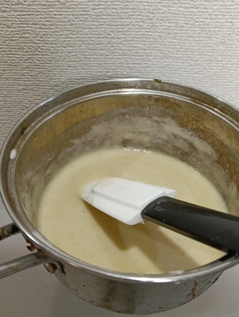 アレルゲンフリーのクリームチーズが小鍋に入れられている。