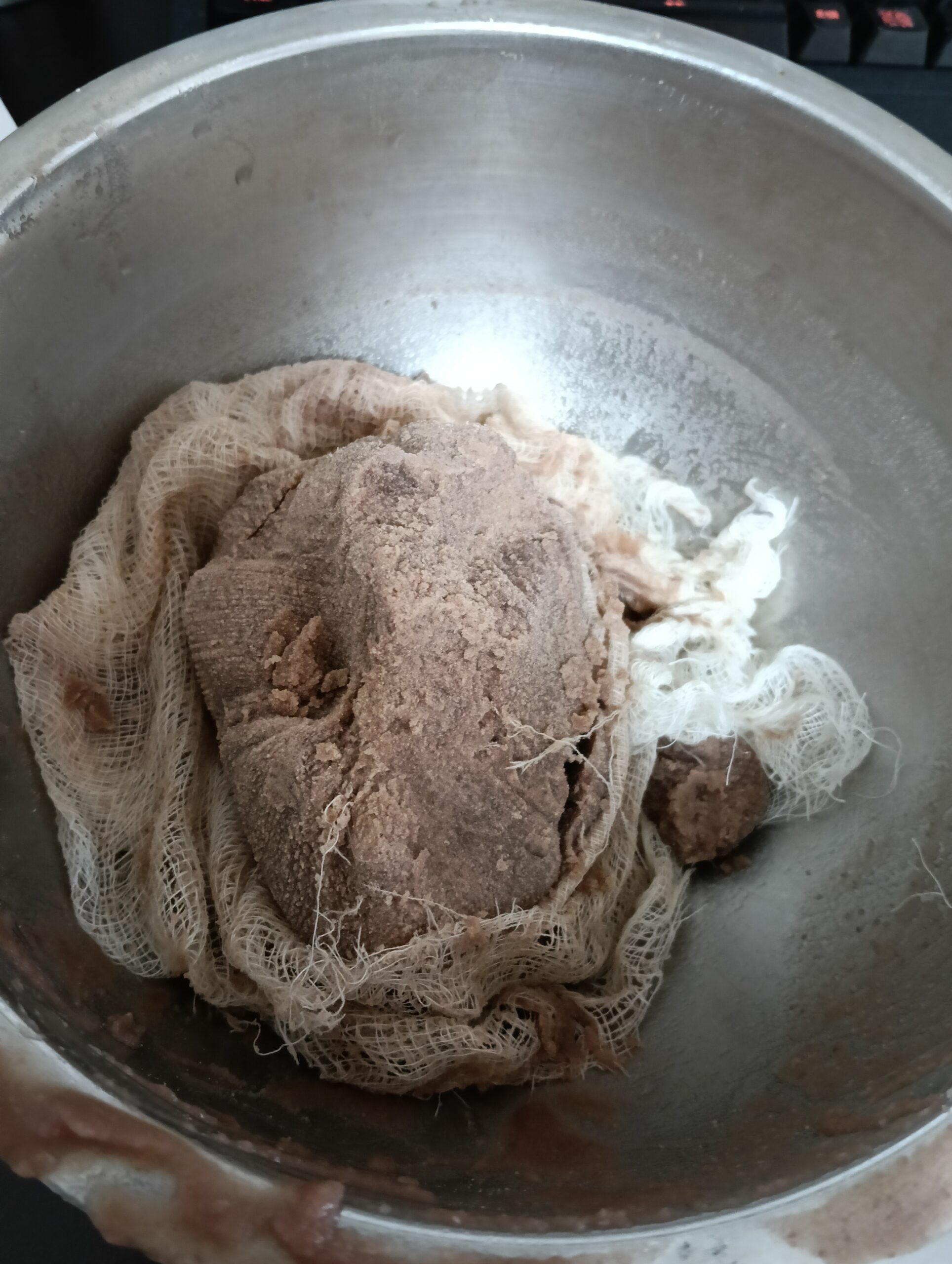 ガーゼに包まれた生餡がボウルに入っている。