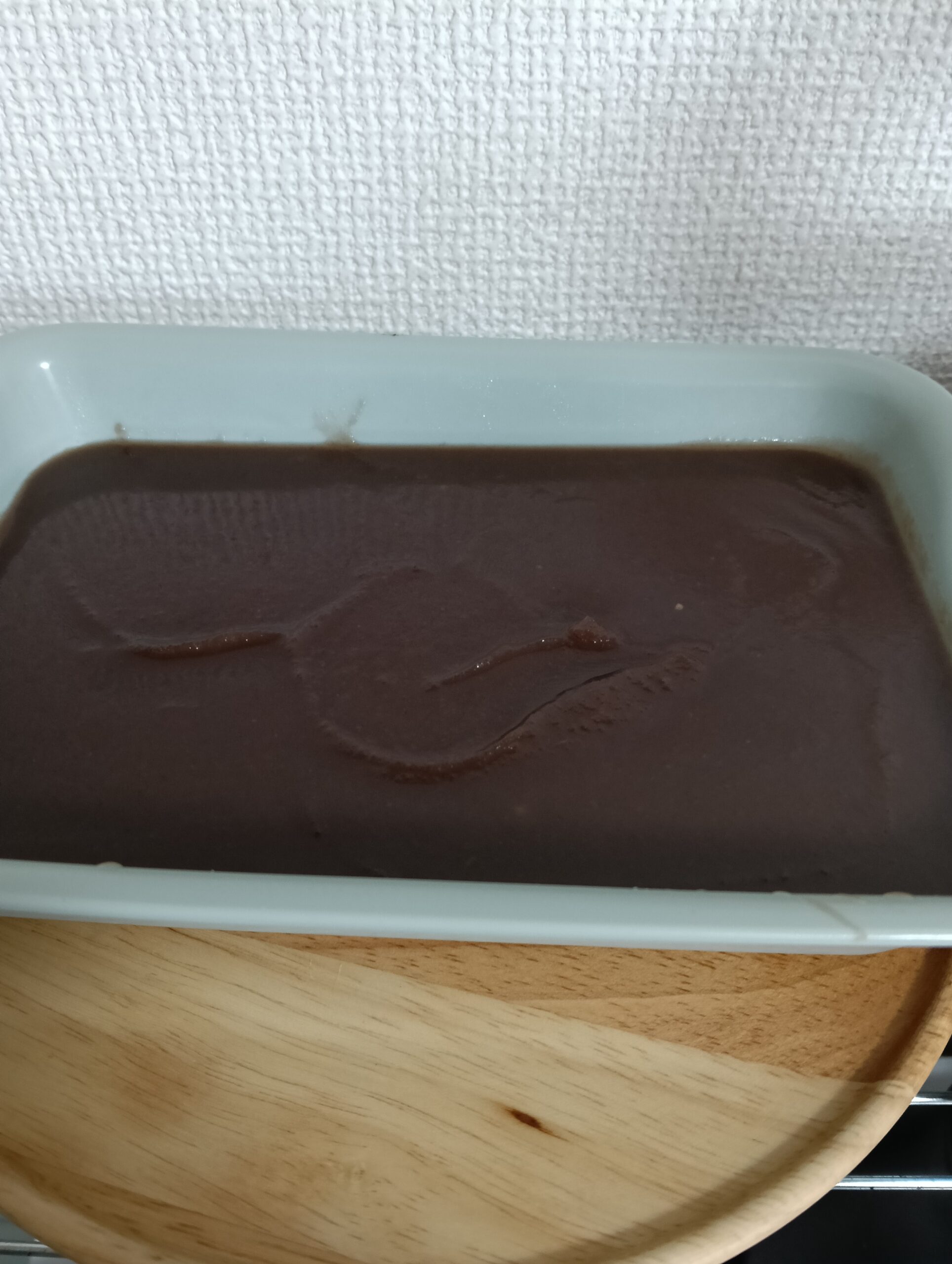 練りたてのこしあんがバットに上げられている。