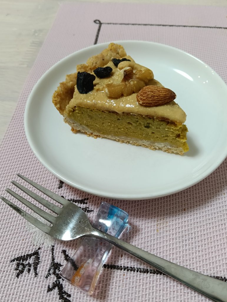 サツマイモ、栗、カボチャのダマンドで作ったタルト。表面にピーナッツバターが塗られ、アーモンド、クルミ、カシューナッツ、レーズンが飾られている。